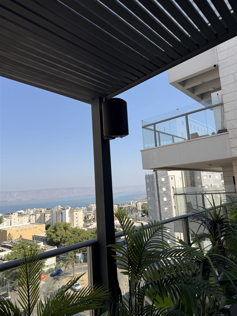 רמקול על עמוד פרגולה עם נוף לכנרת
